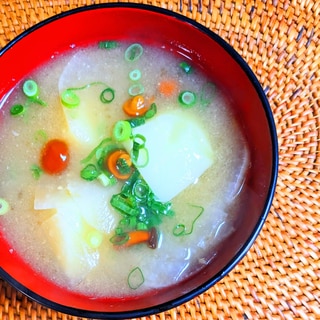 なめこと大根・じゃがいもの味噌汁